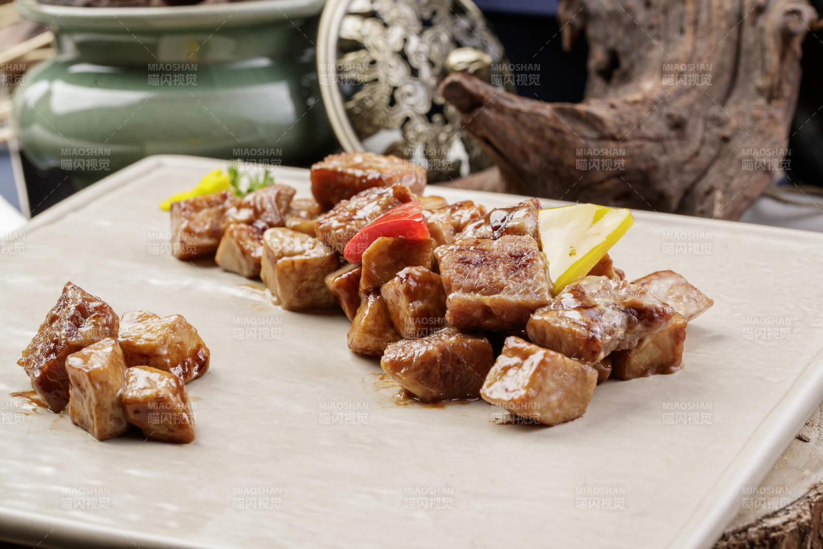 杏鲍菇牛仔粒摆放在樟木砧板上图片