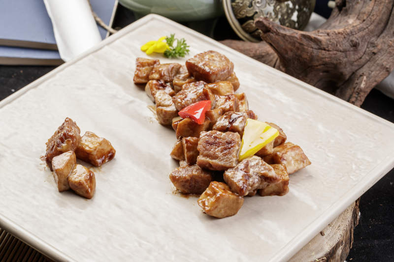 杏鲍菇牛仔粒摆放在樟木砧板上图片