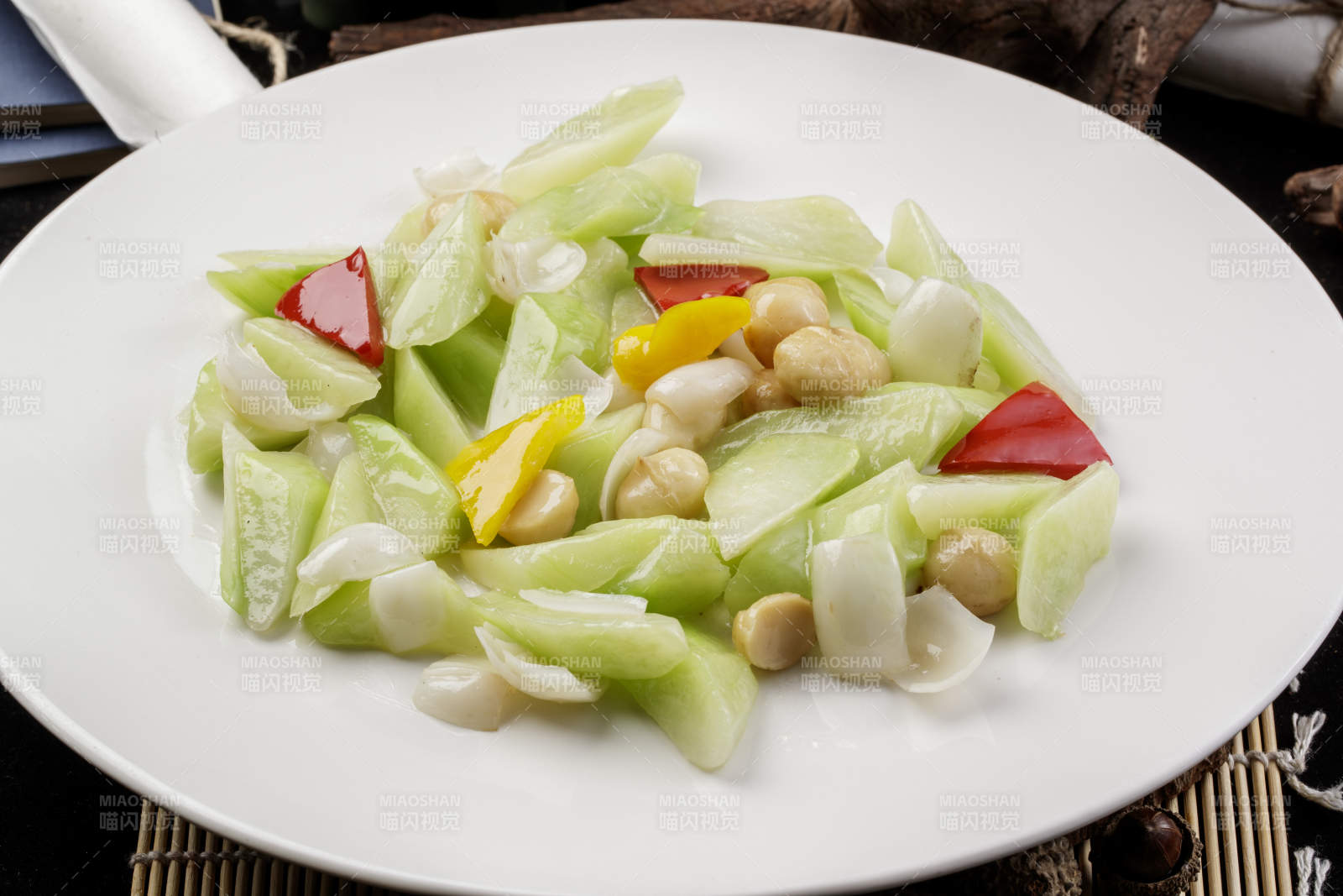 莲子百合炒乳瓜摆放在寿司帘上图片