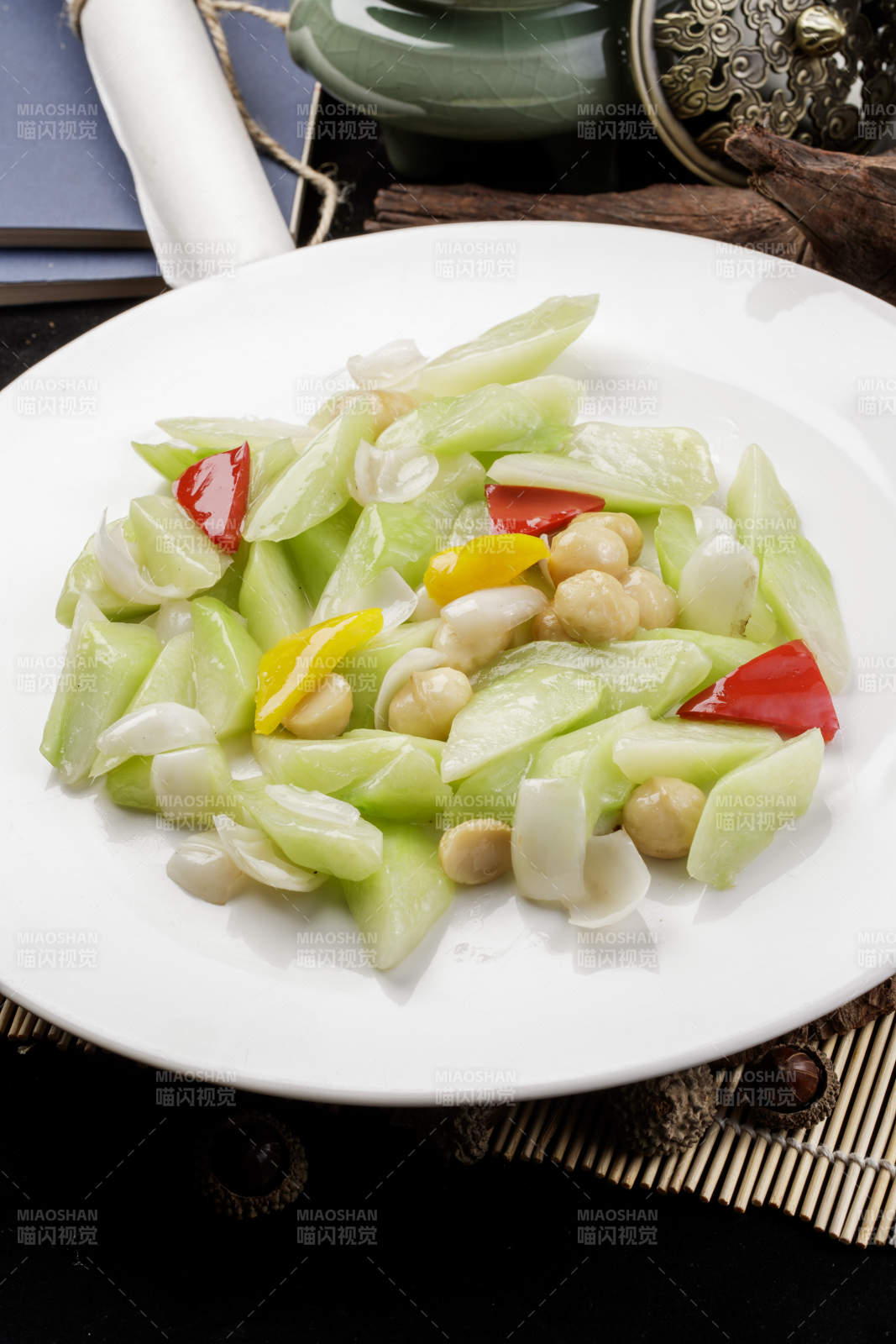 莲子百合炒乳瓜摆放在寿司帘上图片