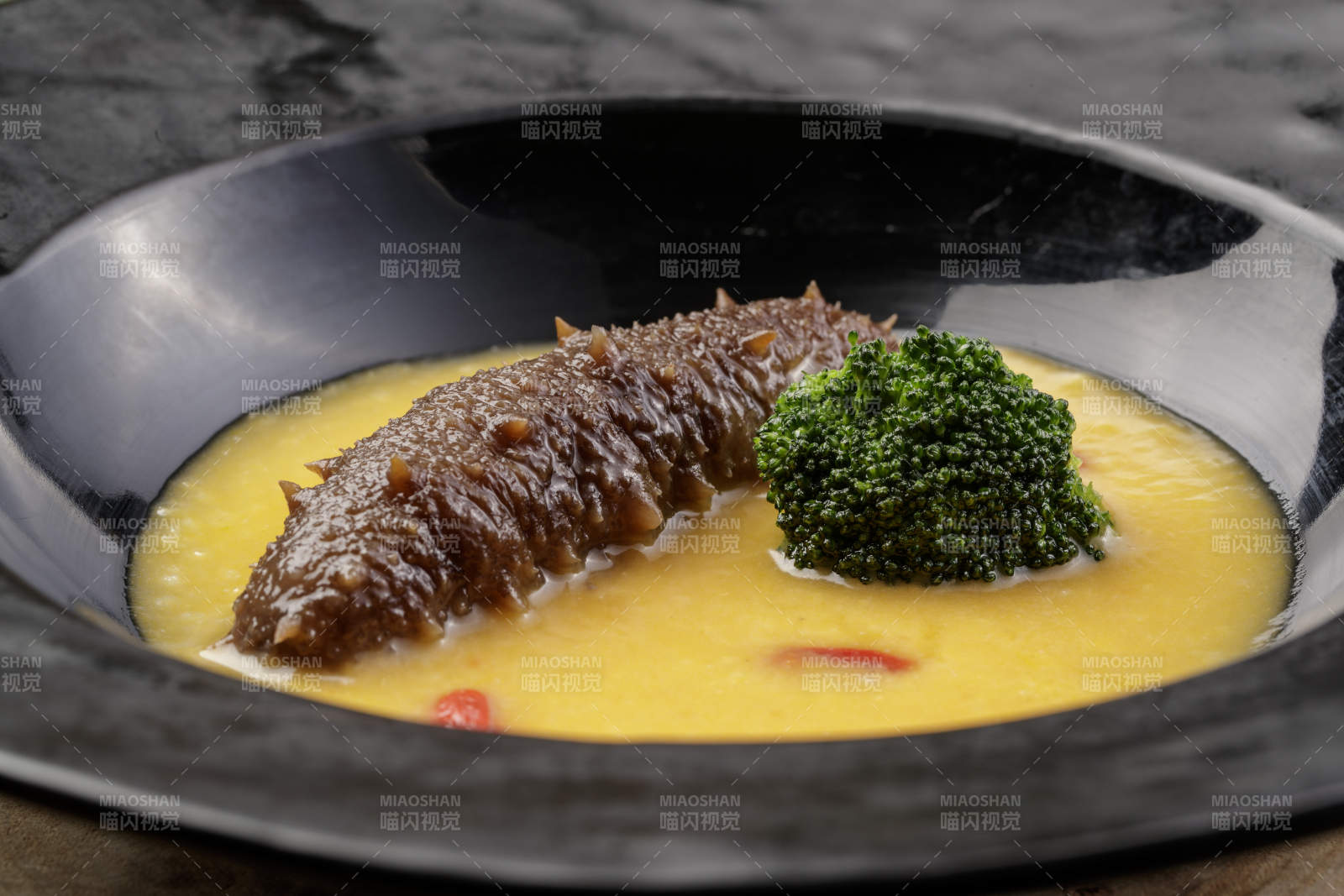 小米扣辽参摆放在樟木砧板上图片