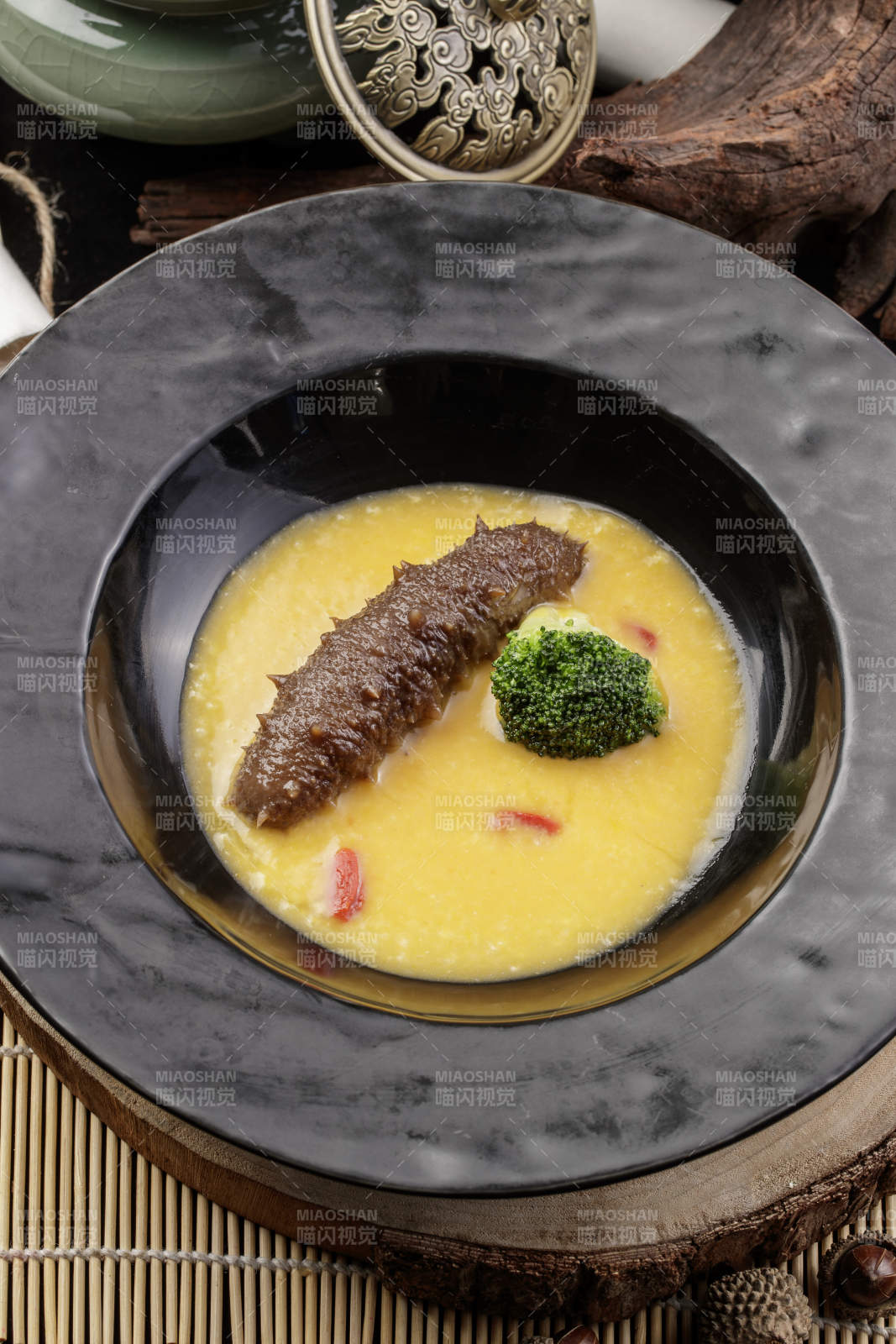 小米扣辽参摆放在樟木砧板上图片