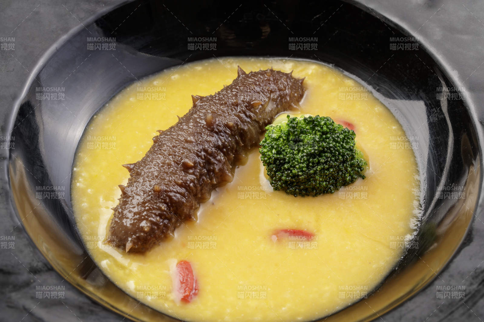 小米扣辽参摆放在樟木砧板上图片