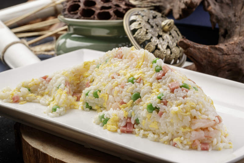 年年有余扬州炒饭摆放在樟木砧板上图片