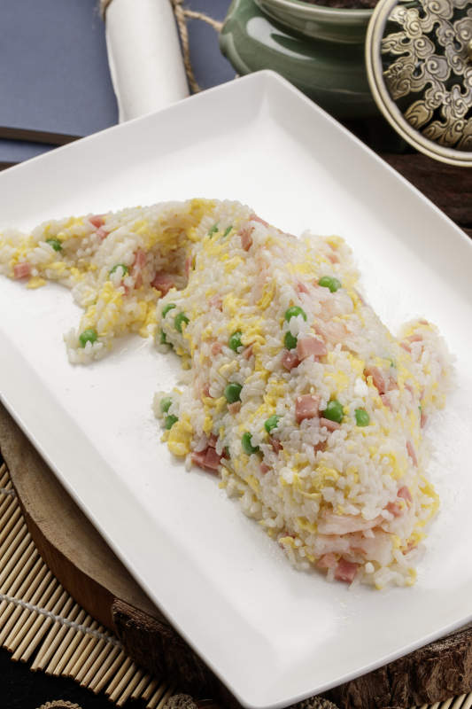 年年有余扬州炒饭摆放在樟木砧板上图片