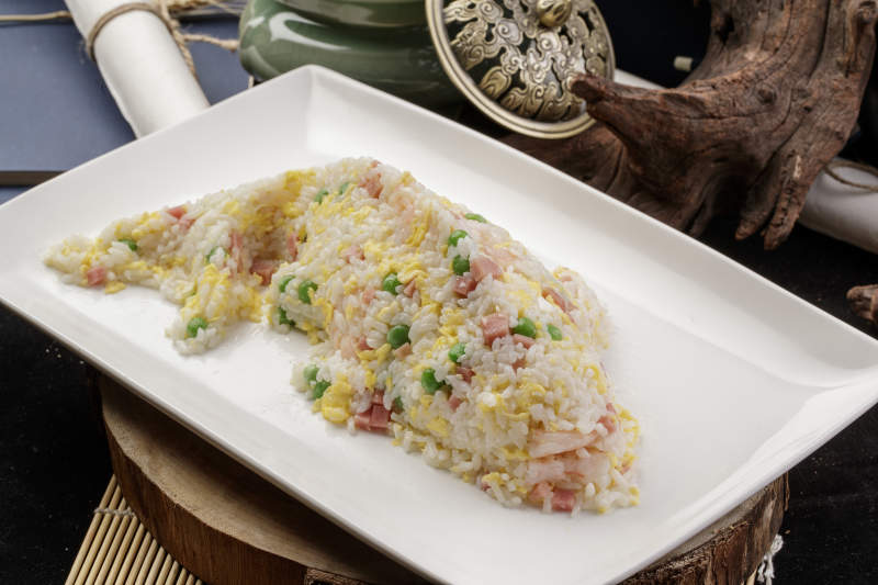 年年有余扬州炒饭摆放在樟木砧板上图片