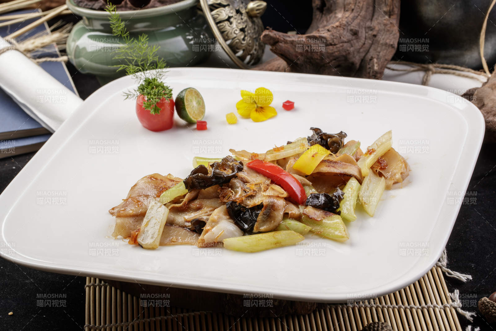 白色瓷盘装的木耳西芹小炒山猪肉图片