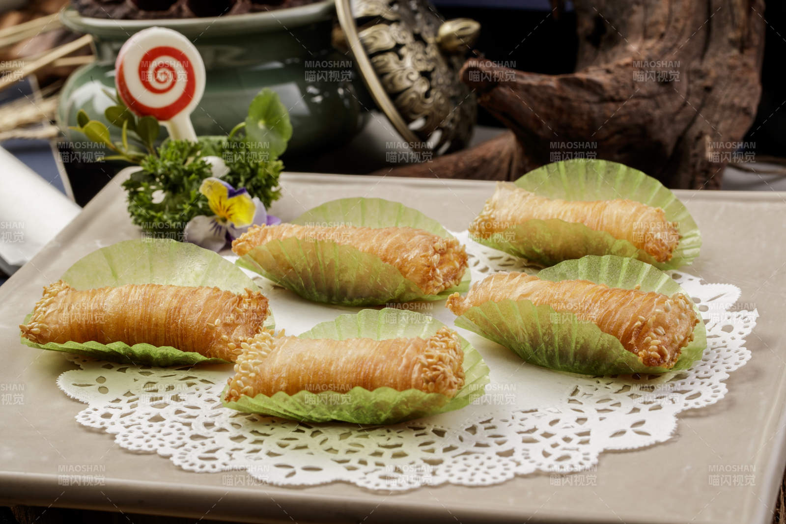 制作精美的泰国榴莲酥摆放在米黄色磁盘上图片