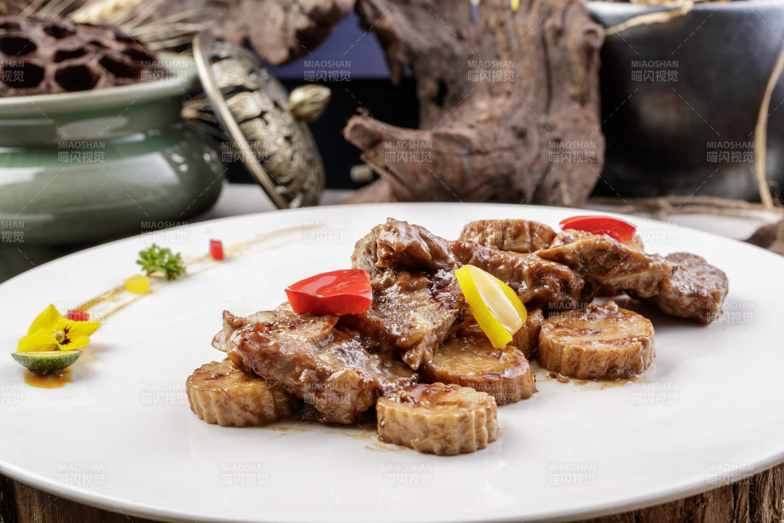 黑胡椒煎杏鲍菇牛仔骨摆放在寿司帘上图片