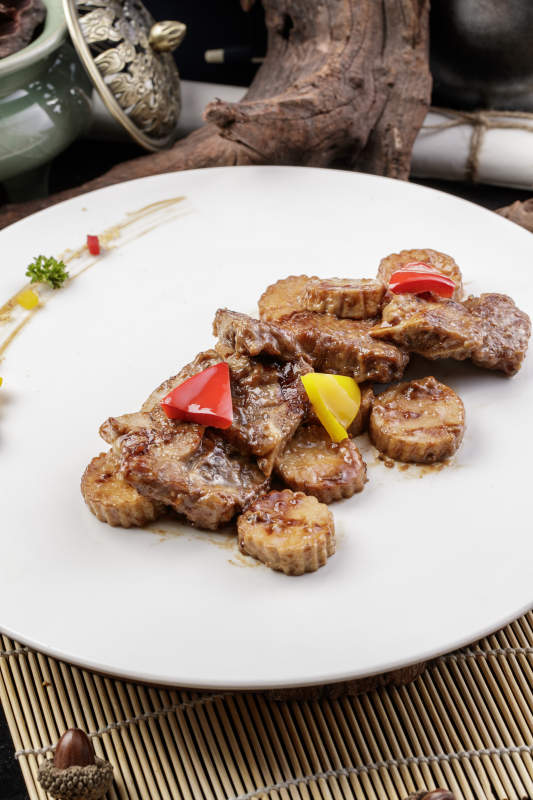 黑胡椒煎杏鲍菇牛仔骨摆放在寿司帘上图片