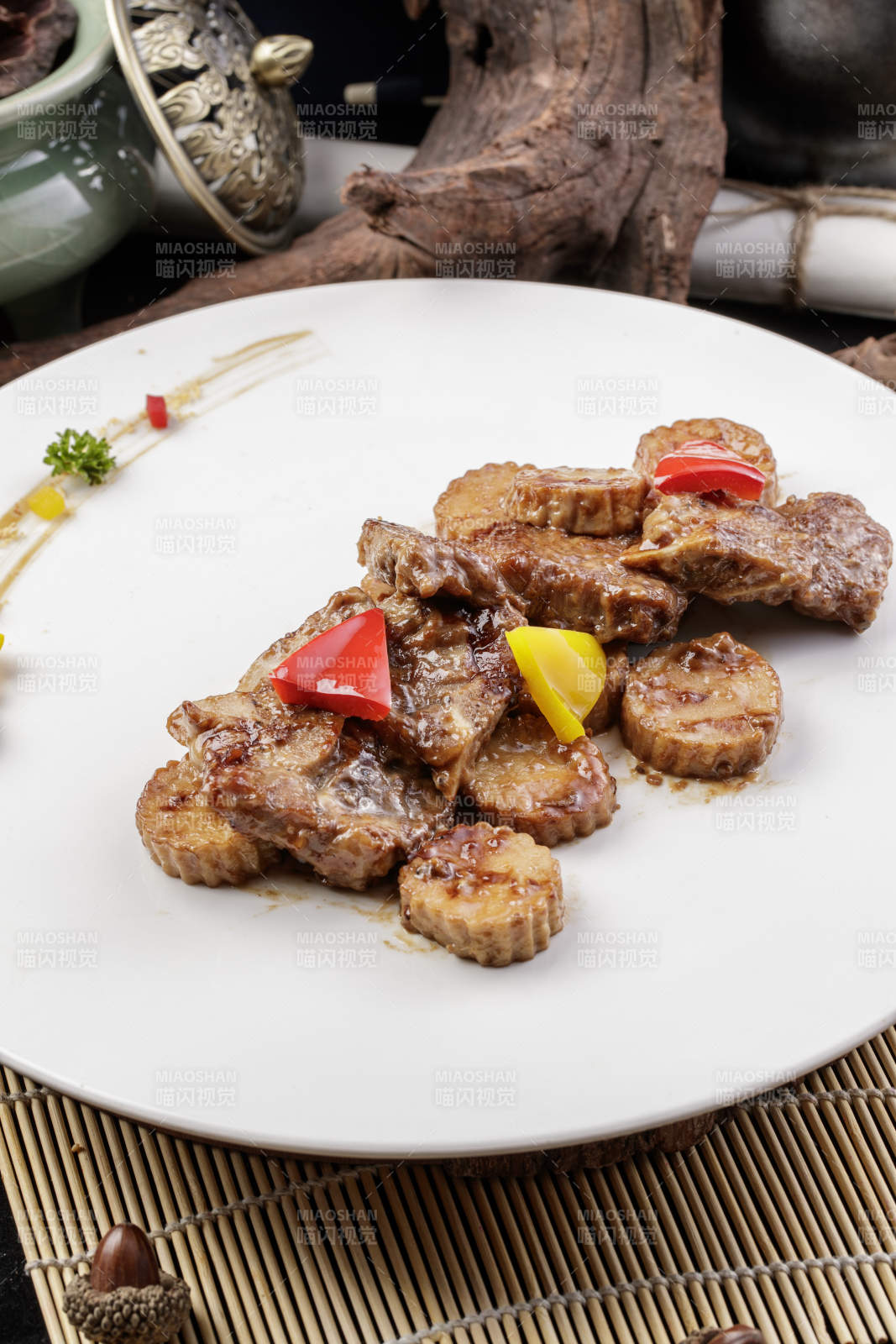 黑胡椒煎杏鲍菇牛仔骨摆放在寿司帘上图片