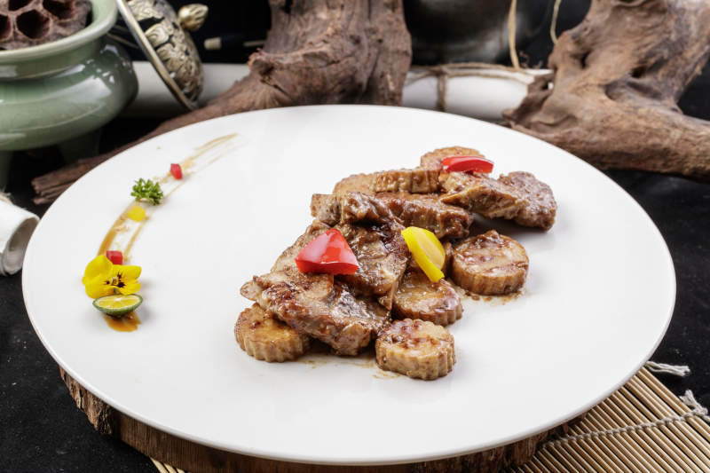 黑胡椒煎杏鲍菇牛仔骨摆放在寿司帘上图片