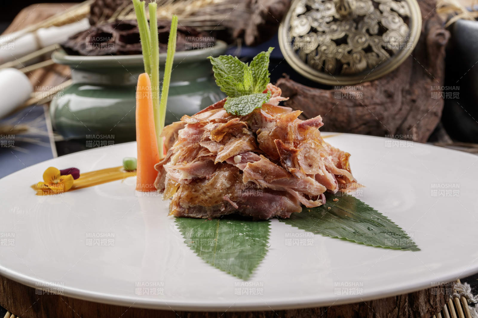 圆形白瓷盘装的风味手撕鸡摆放在寿司帘上图片