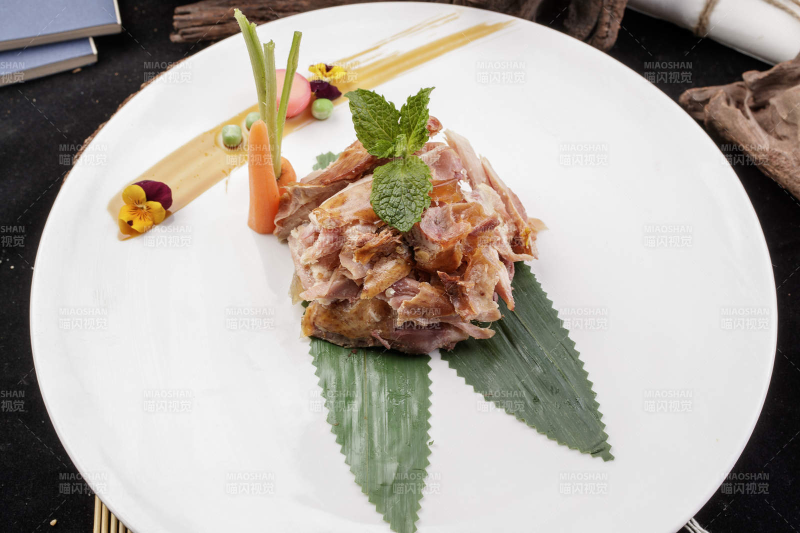 圆形白瓷盘装的风味手撕鸡摆放在寿司帘上图片