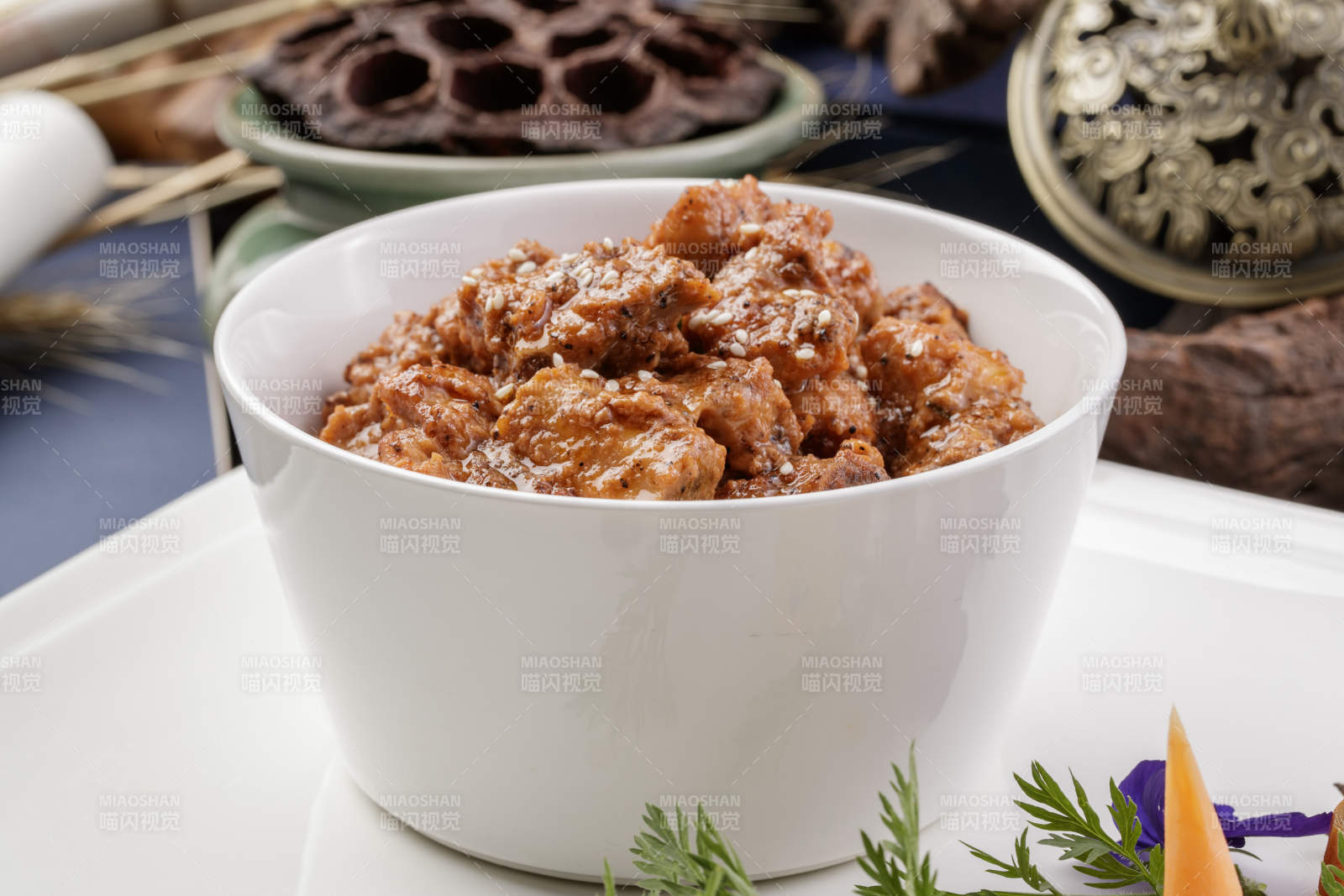 白色瓷碗装的黑胡椒猪小排摆放在黑色背景上图片