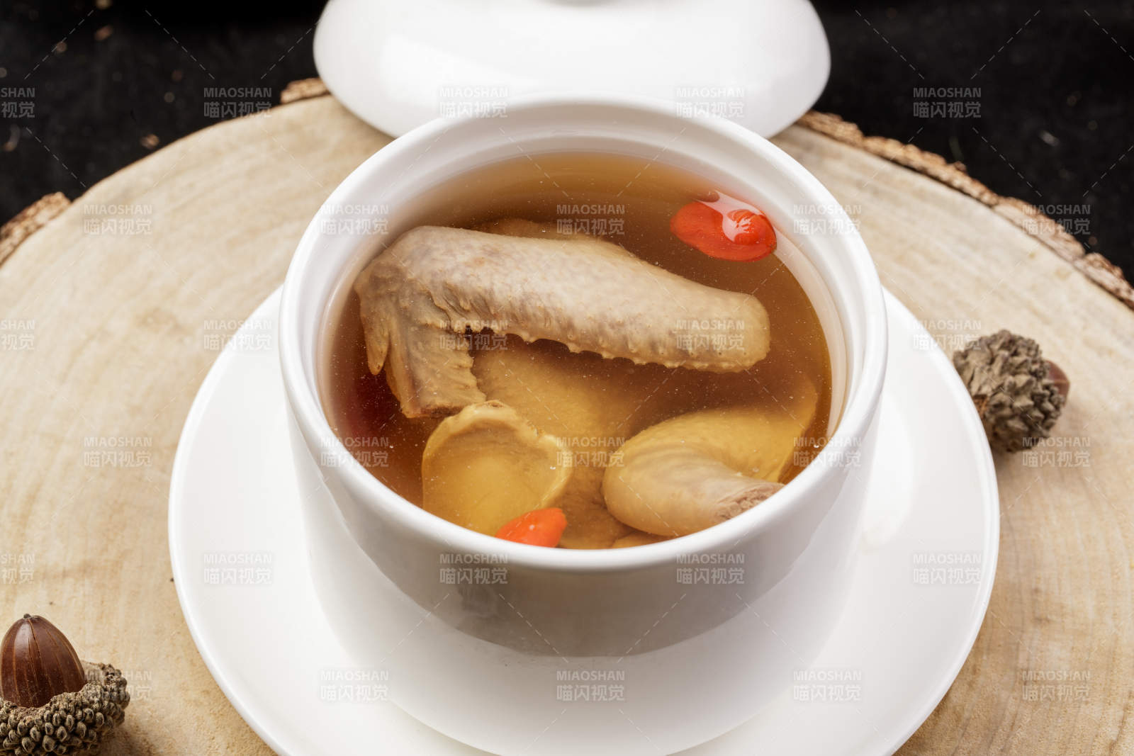 白色瓷汤盅装的西洋参枸杞凤翅汤图片