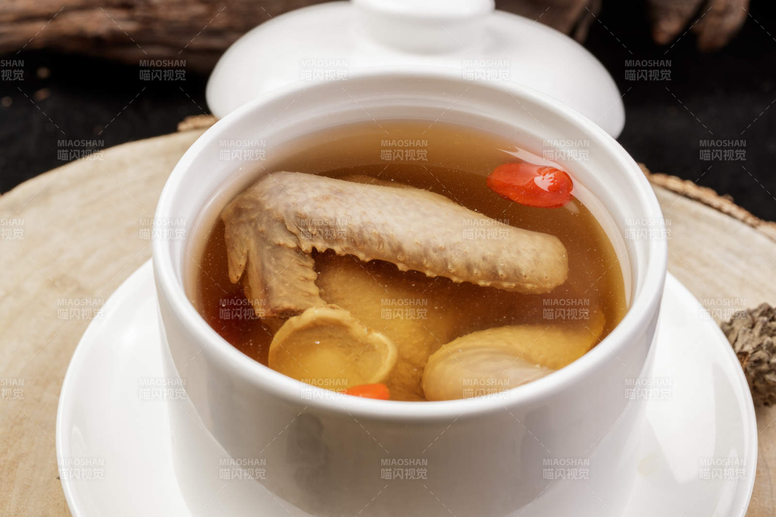 白色瓷汤盅装的西洋参枸杞凤翅汤图片