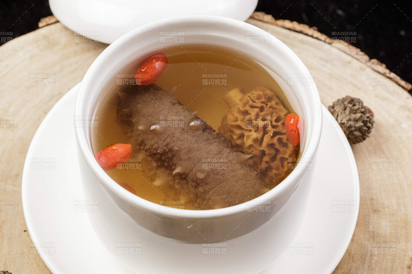 羊肚菌枸杞海参汤摆放在樟木砧板上图片