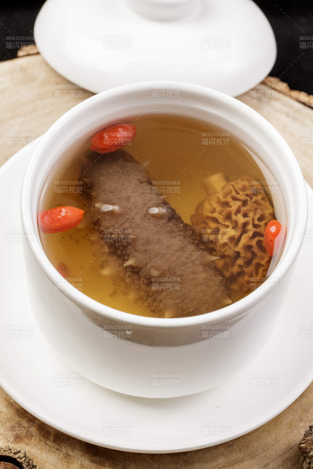 羊肚菌枸杞海参汤摆放在樟木砧板上图片