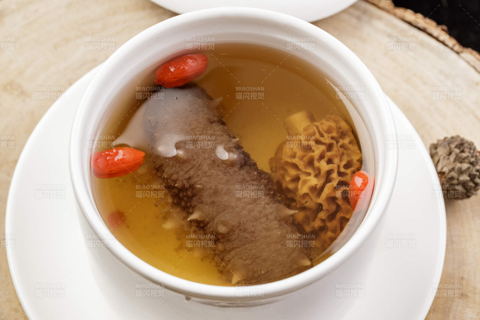 羊肚菌枸杞海参汤摆放在樟木砧板上图片