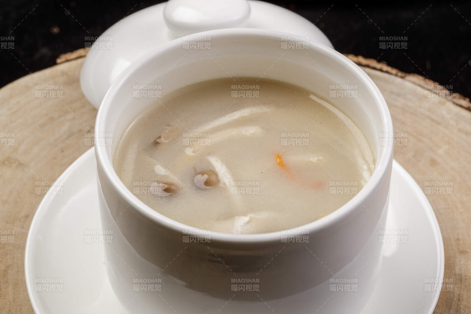 虫草花山珍菌汤摆放在樟木砧板上图片