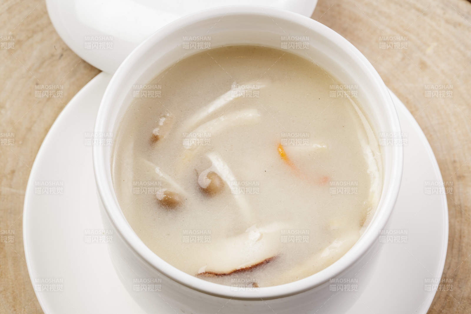 虫草花山珍菌汤摆放在樟木砧板上图片