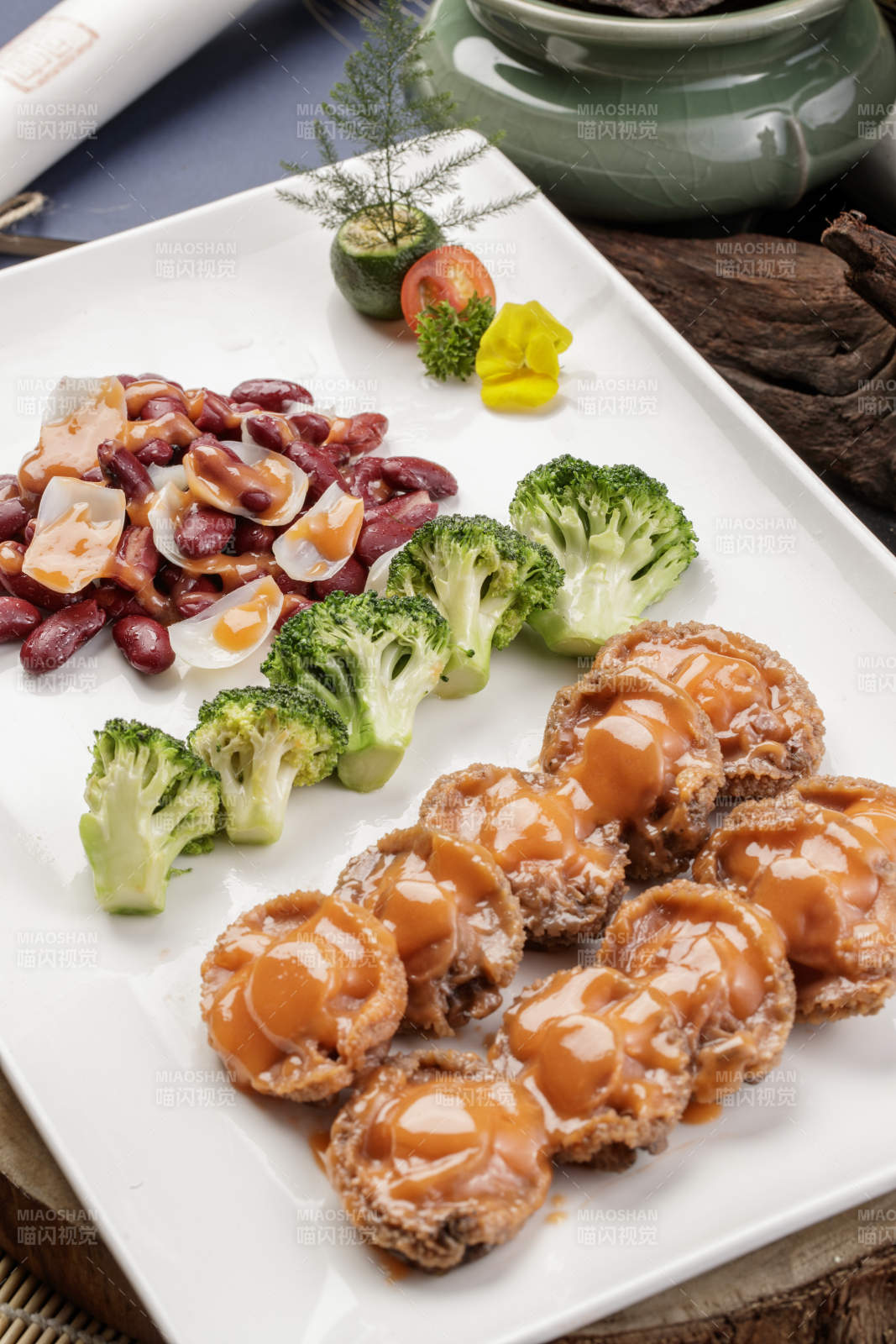 长方形瓷盘装的百合红豆浓汁薏米鲜鲍鱼摆放在樟木砧板上图片