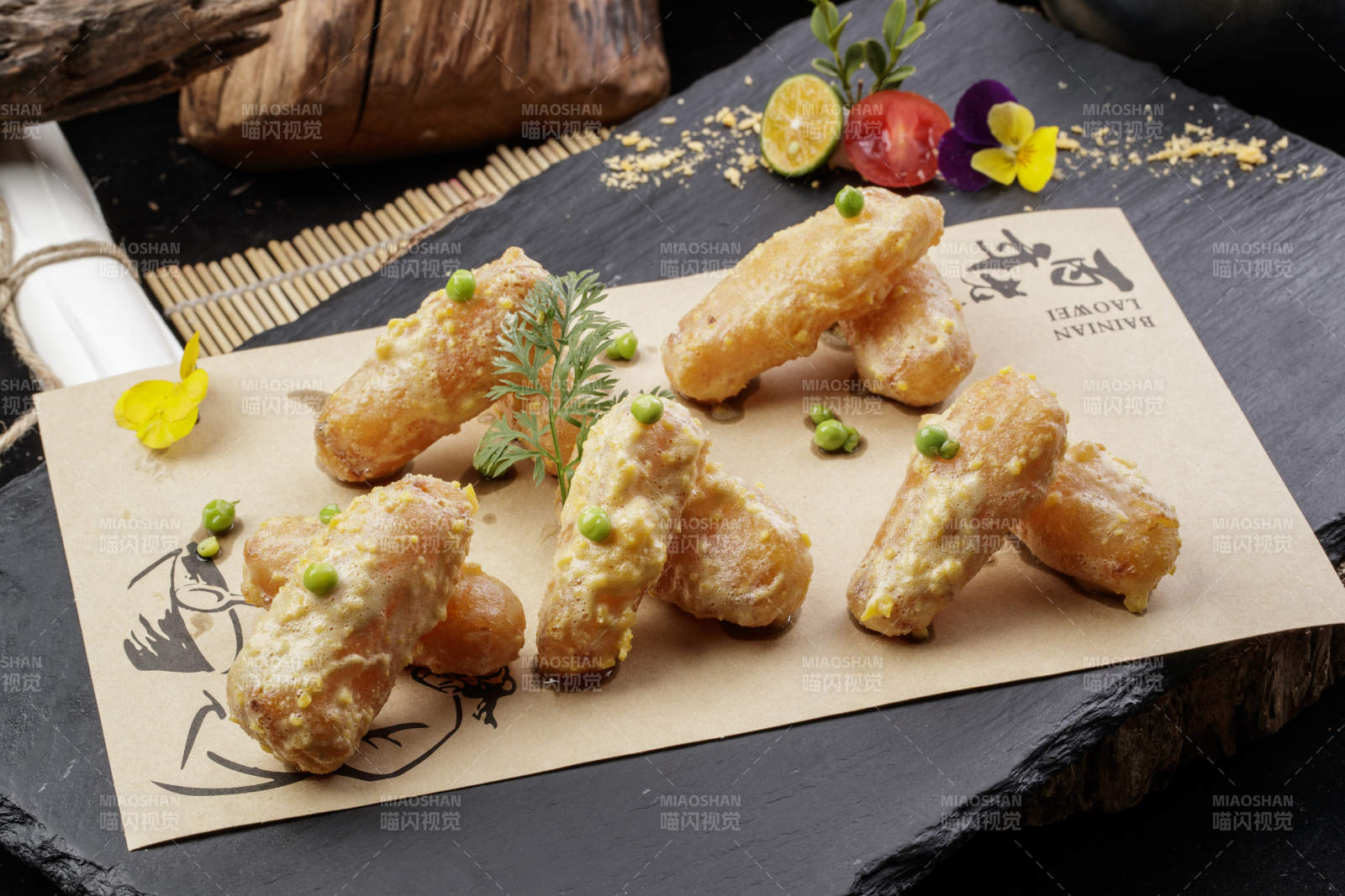 精美石盘装的甜香麦片焗红薯图片