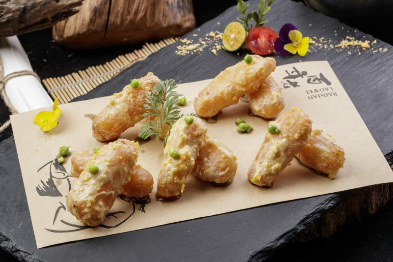 精美石盘装的甜香麦片焗红薯图片