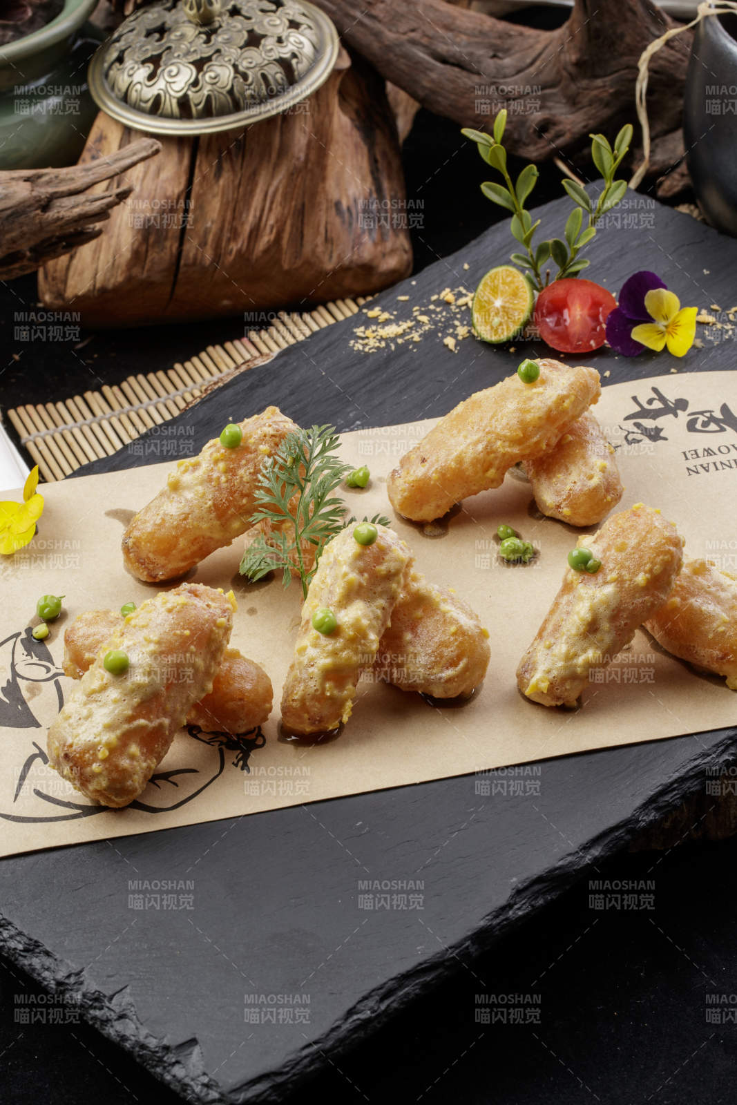 精美石盘装的甜香麦片焗红薯图片