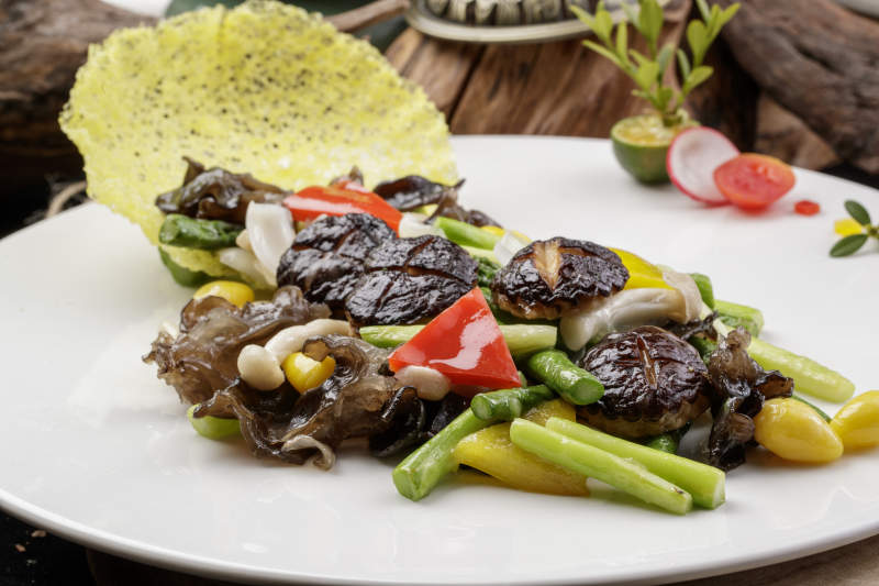 白色瓷盘装的的粤式小炒杂菌图片