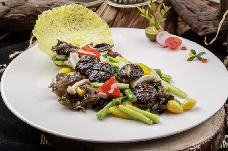 白色瓷盘装的的粤式小炒杂菌图片