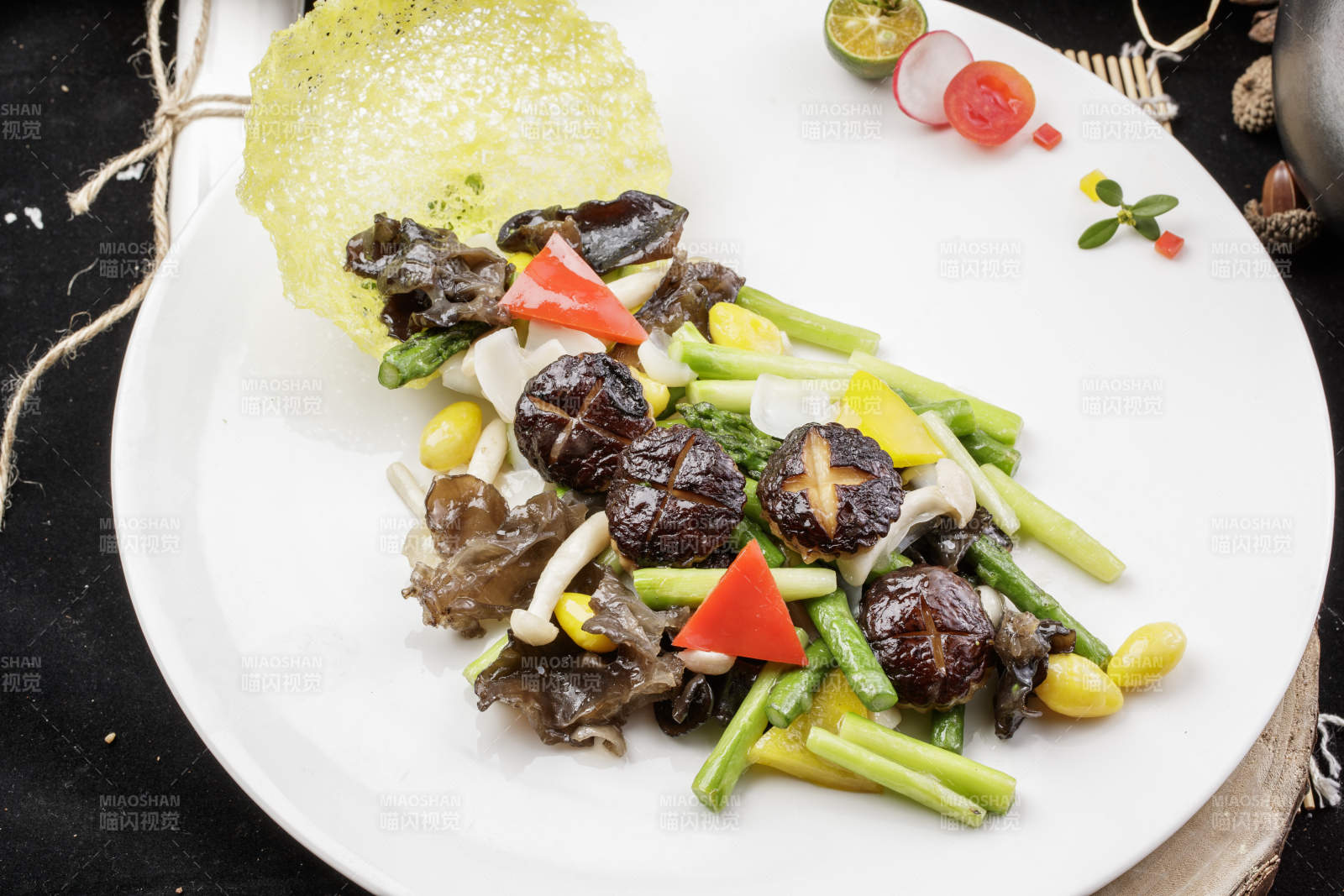 白色瓷盘装的的粤式小炒杂菌图片