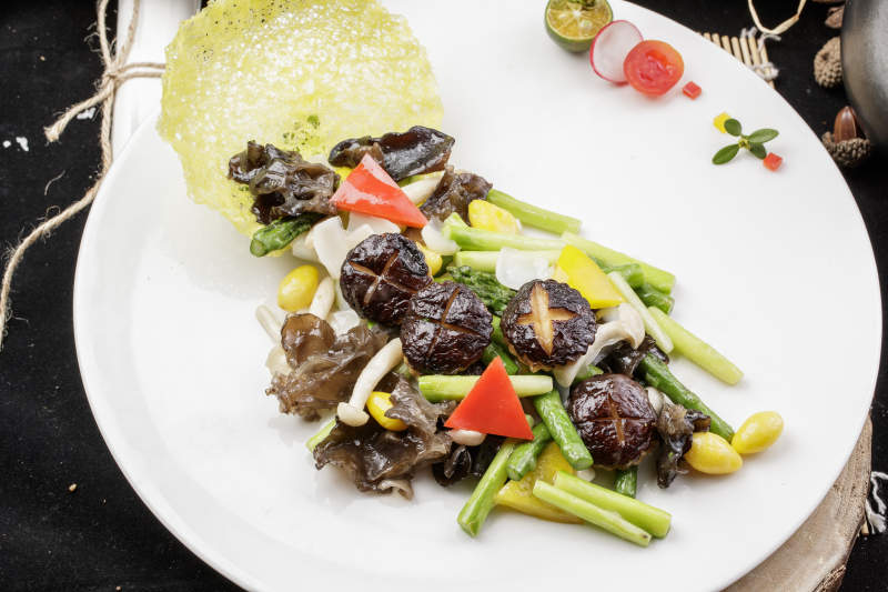 白色瓷盘装的的粤式小炒杂菌图片