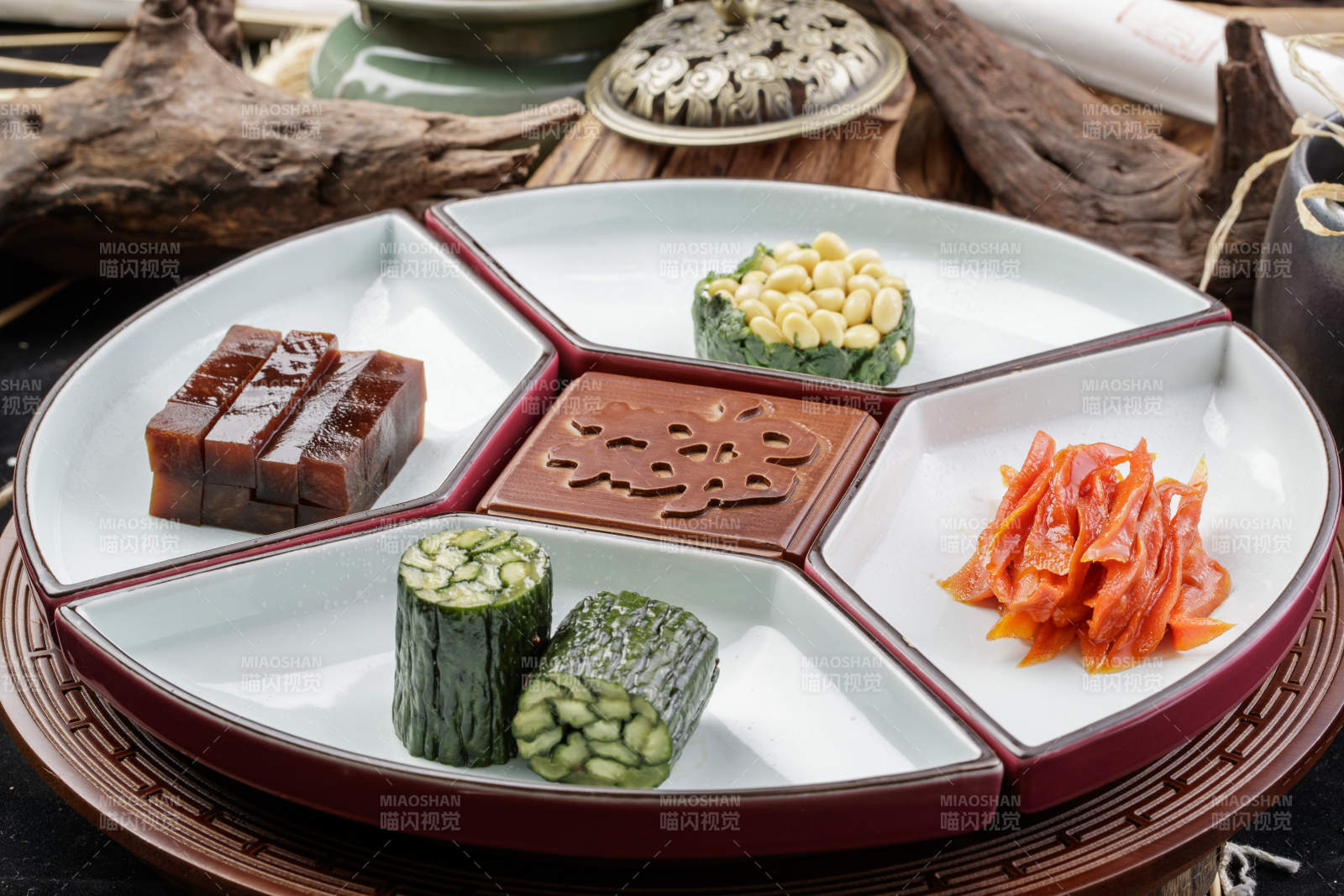 婚宴婚礼用坚果干果蜜饯小凉菜摆放在黑色背景上图片