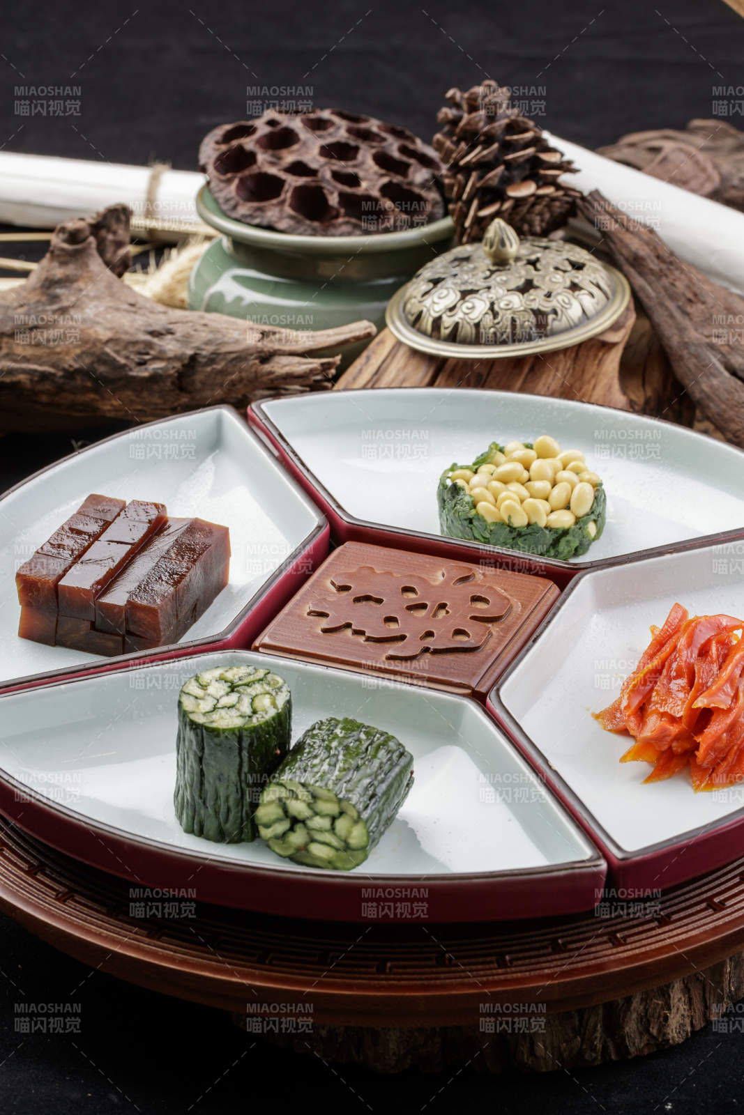 婚宴婚礼用坚果干果蜜饯小凉菜摆放在黑色背景上图片