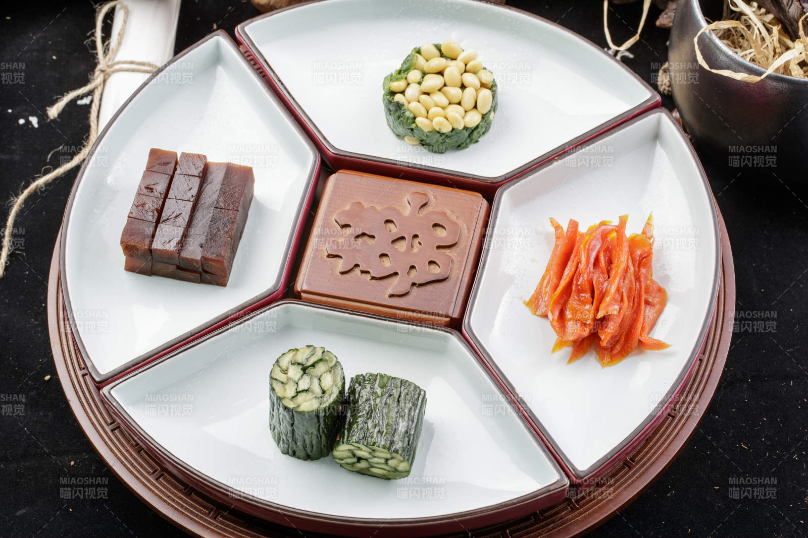 婚宴婚礼用坚果干果蜜饯小凉菜摆放在黑色背景上图片