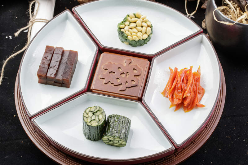 婚宴婚礼用坚果干果蜜饯小凉菜摆放在黑色背景上图片