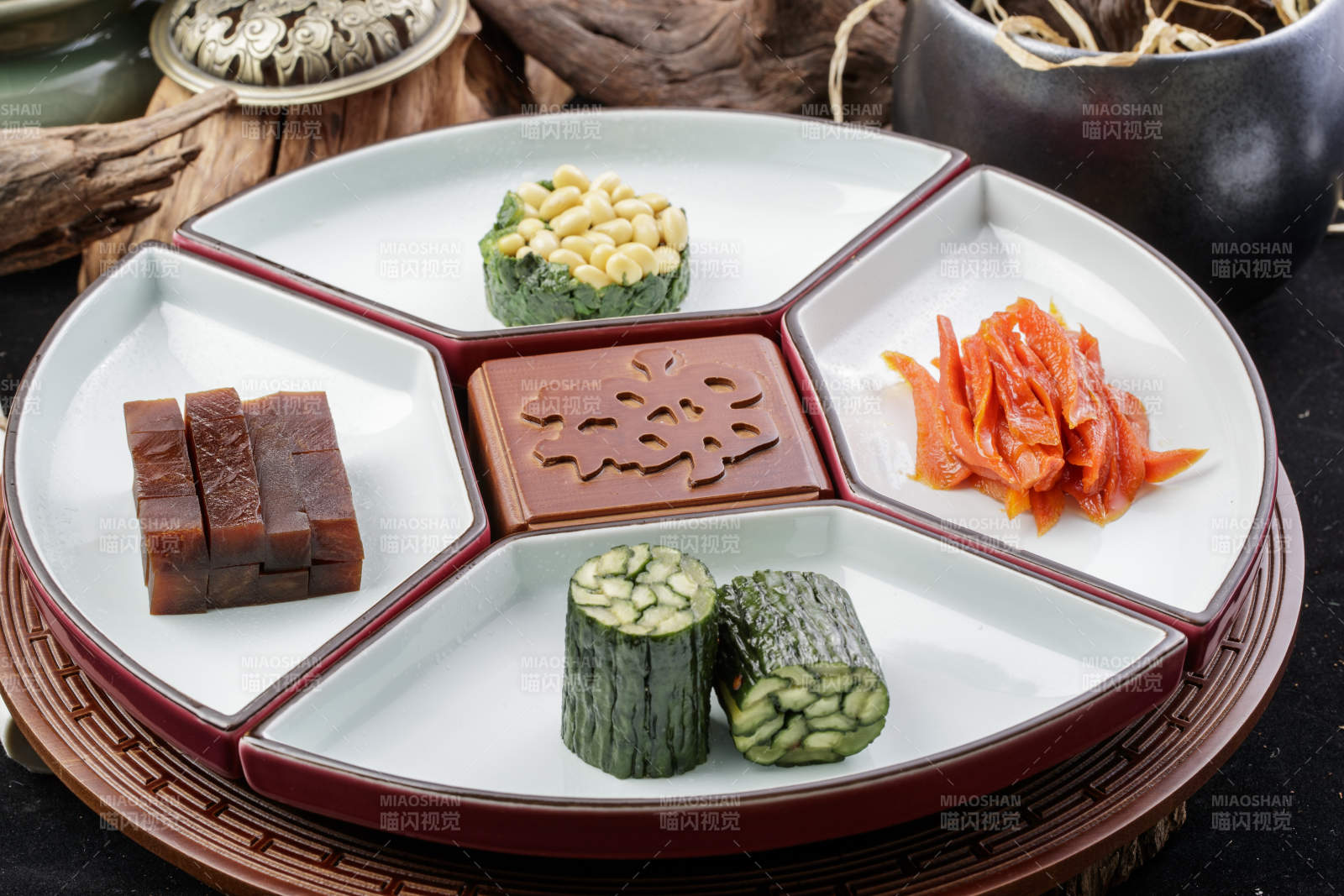 婚宴婚礼用坚果干果蜜饯小凉菜摆放在黑色背景上图片