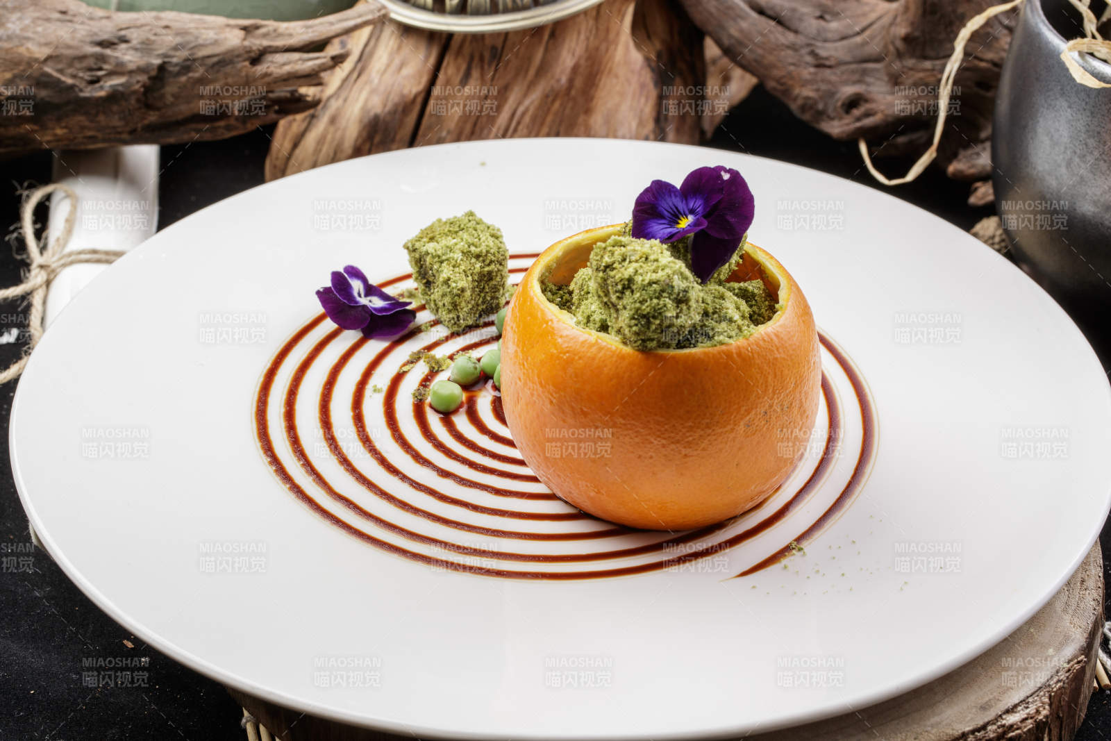 精美摆盘装饰摆放的橙香抹茶和牛图片