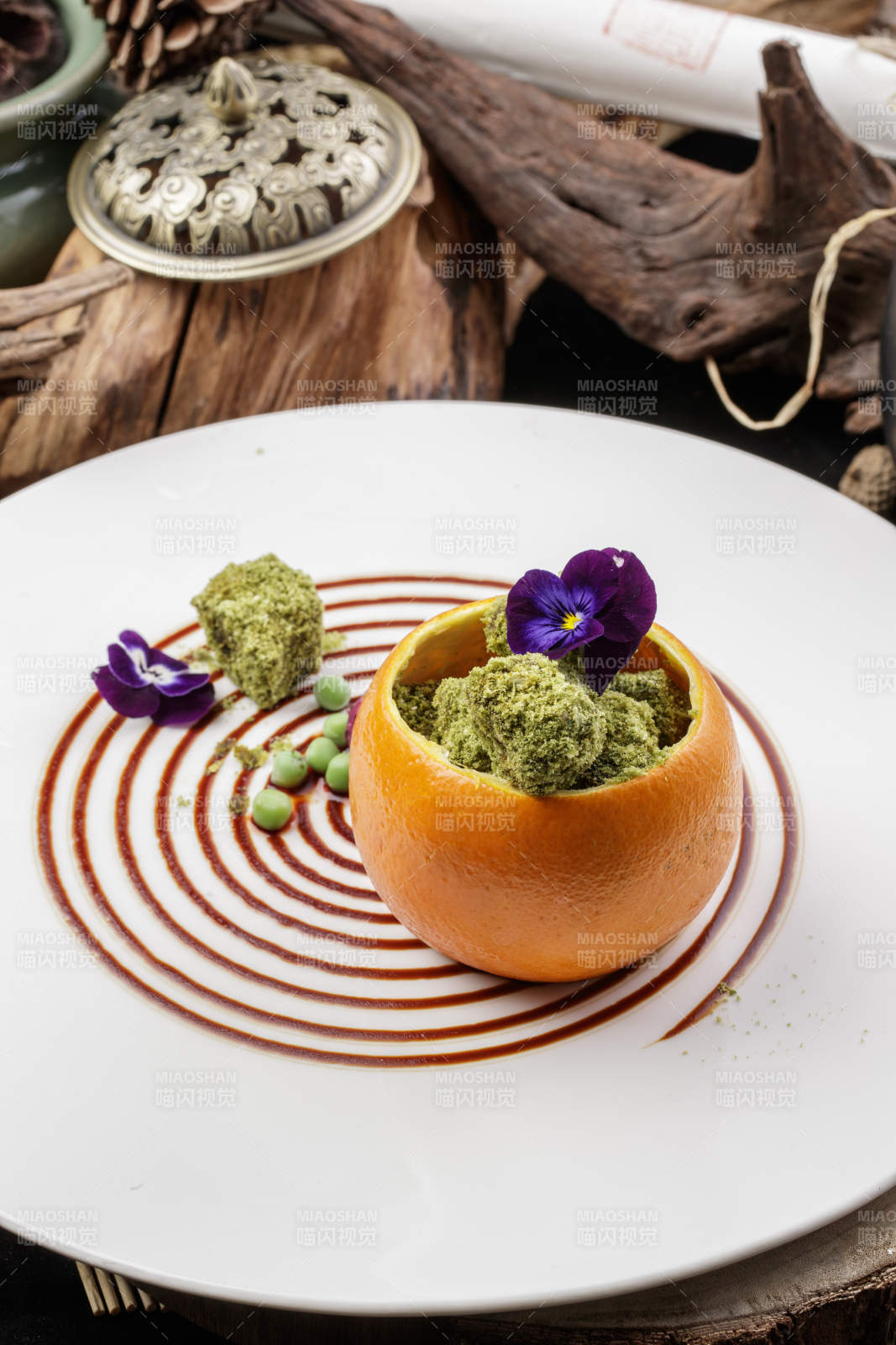 精美摆盘装饰摆放的橙香抹茶和牛图片