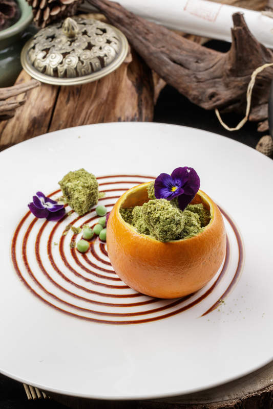 精美摆盘装饰摆放的橙香抹茶和牛图片