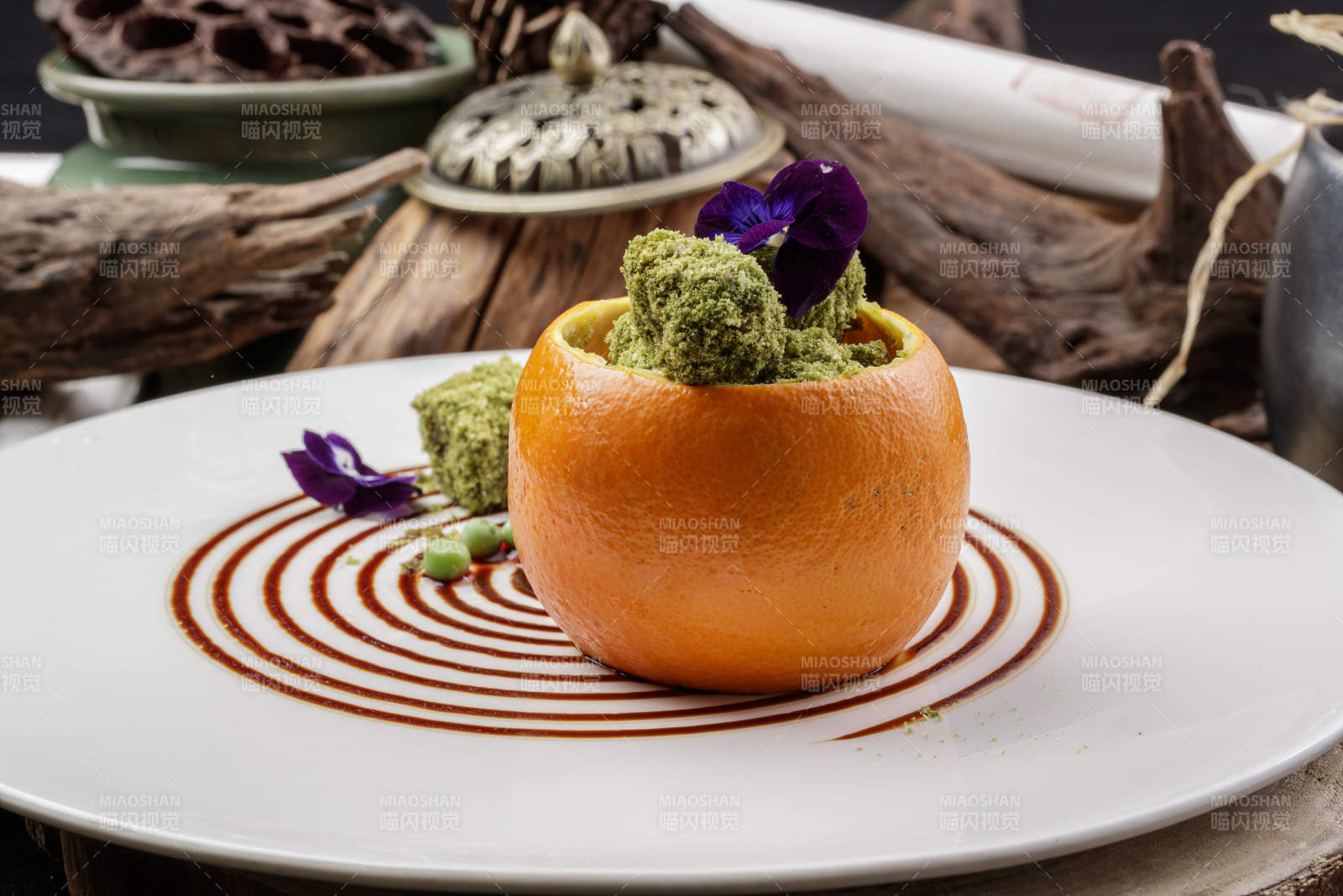 精美摆盘装饰摆放的橙香抹茶和牛图片