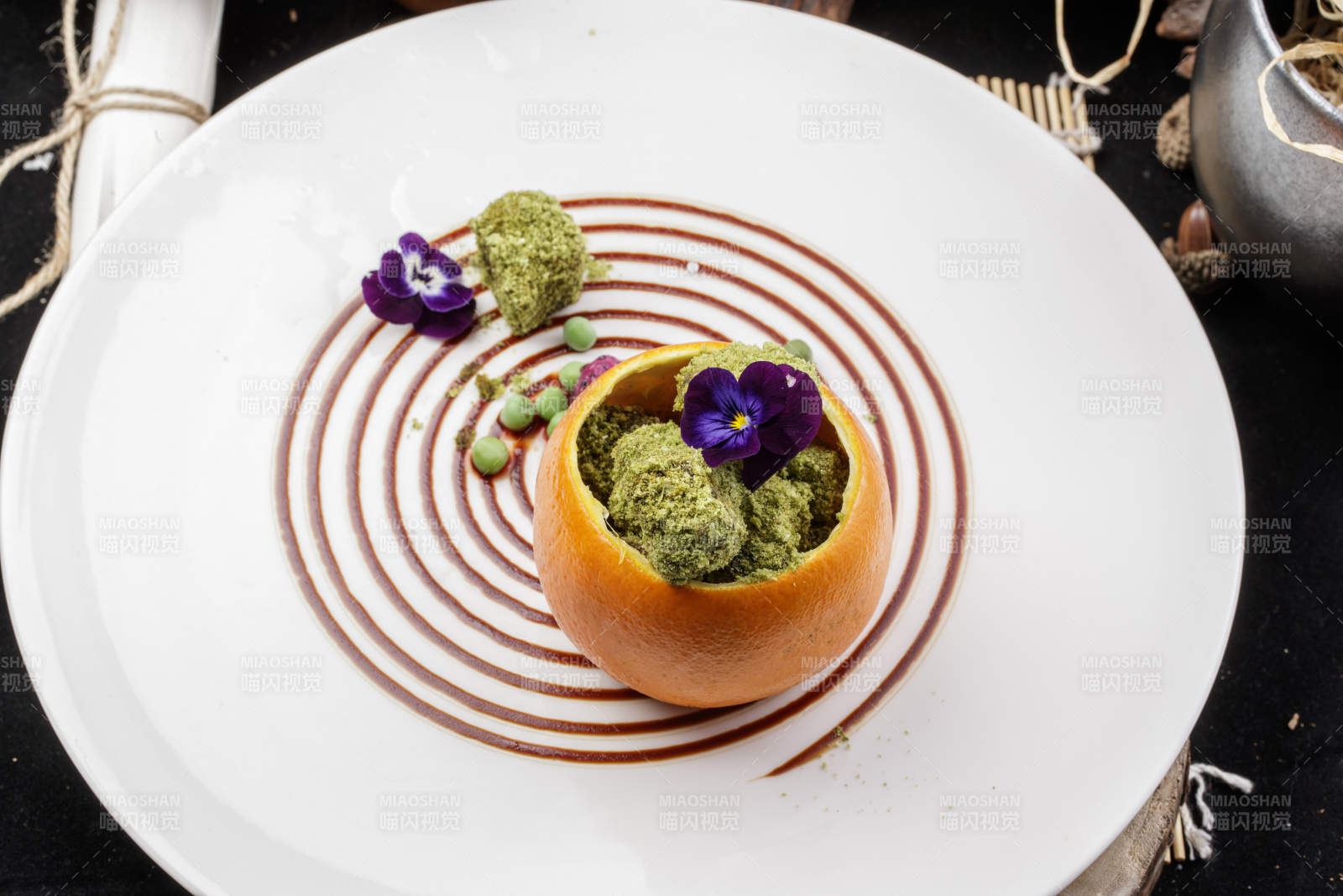 精美摆盘装饰摆放的橙香抹茶和牛图片