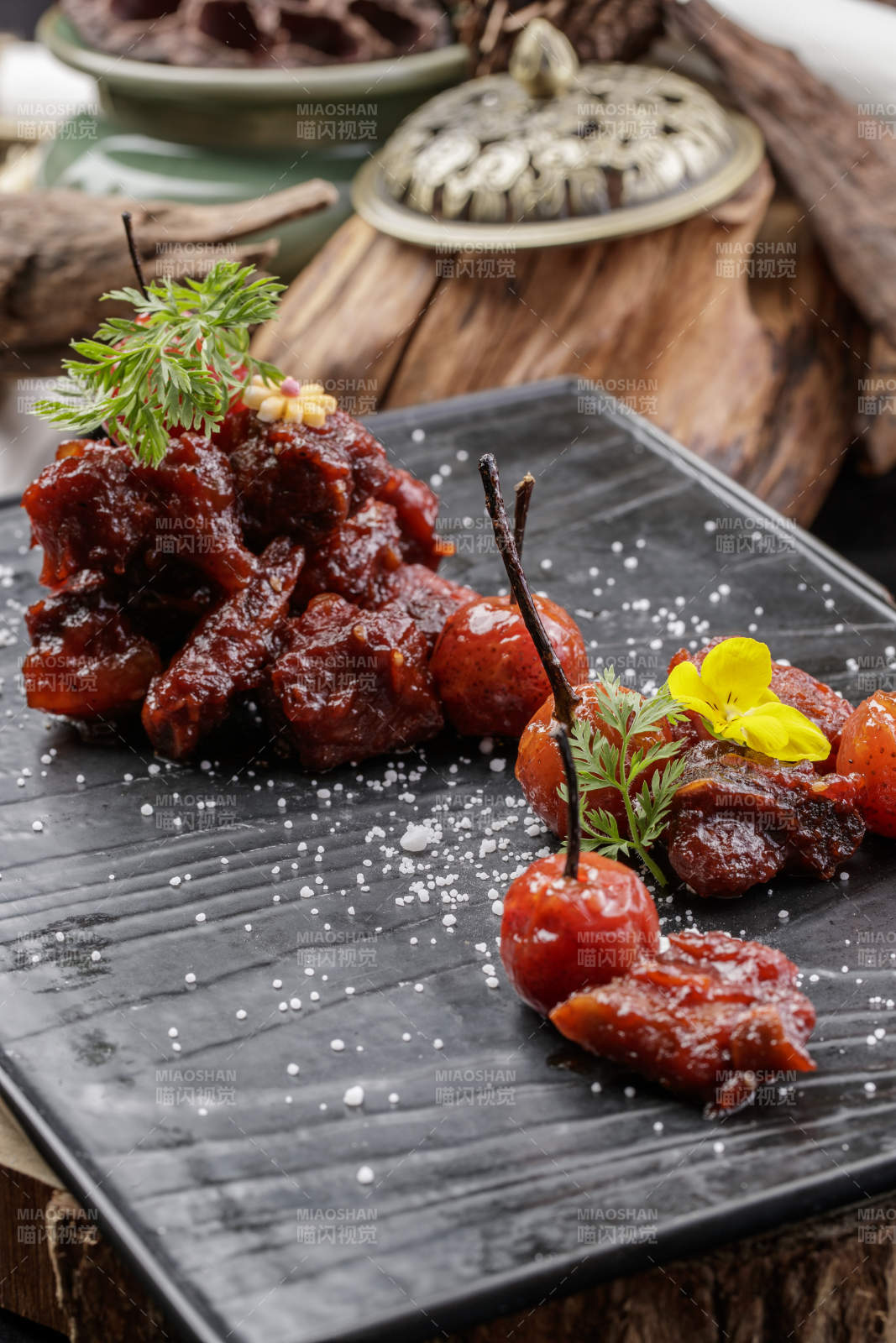 黑色石板装的山楂牛肉摆放在寿司帘上图片