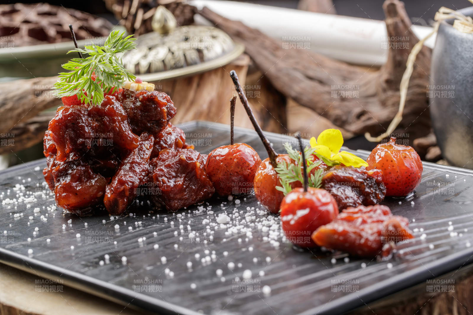 黑色石板装的山楂牛肉摆放在寿司帘上图片