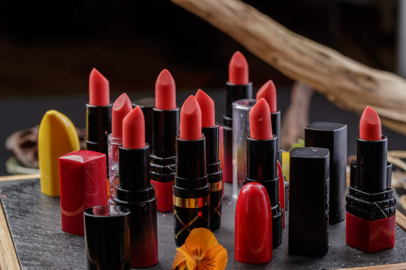 创意甜品口红巧克力摆放在黑色背景上图片