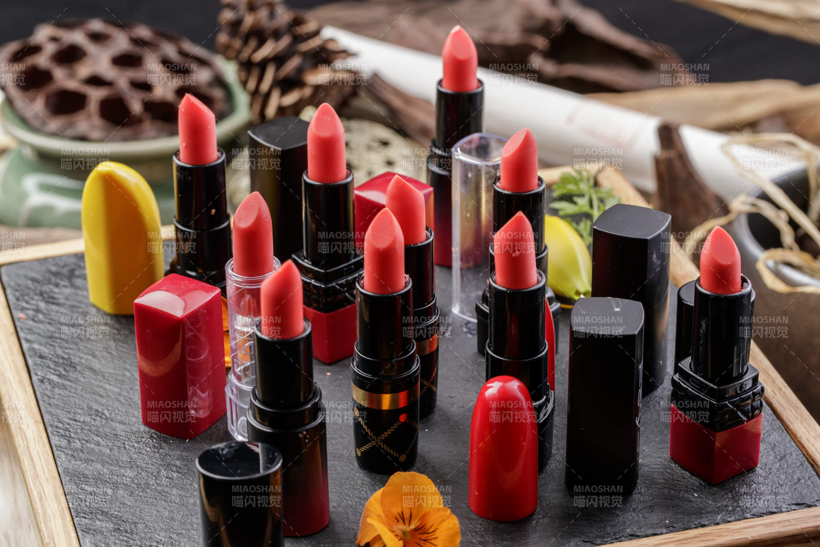 创意甜品口红巧克力摆放在黑色背景上图片