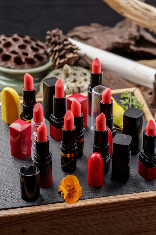 创意甜品口红巧克力摆放在黑色背景上图片