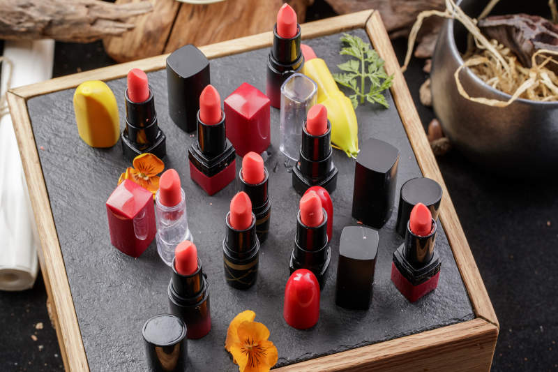 创意甜品口红巧克力摆放在黑色背景上图片